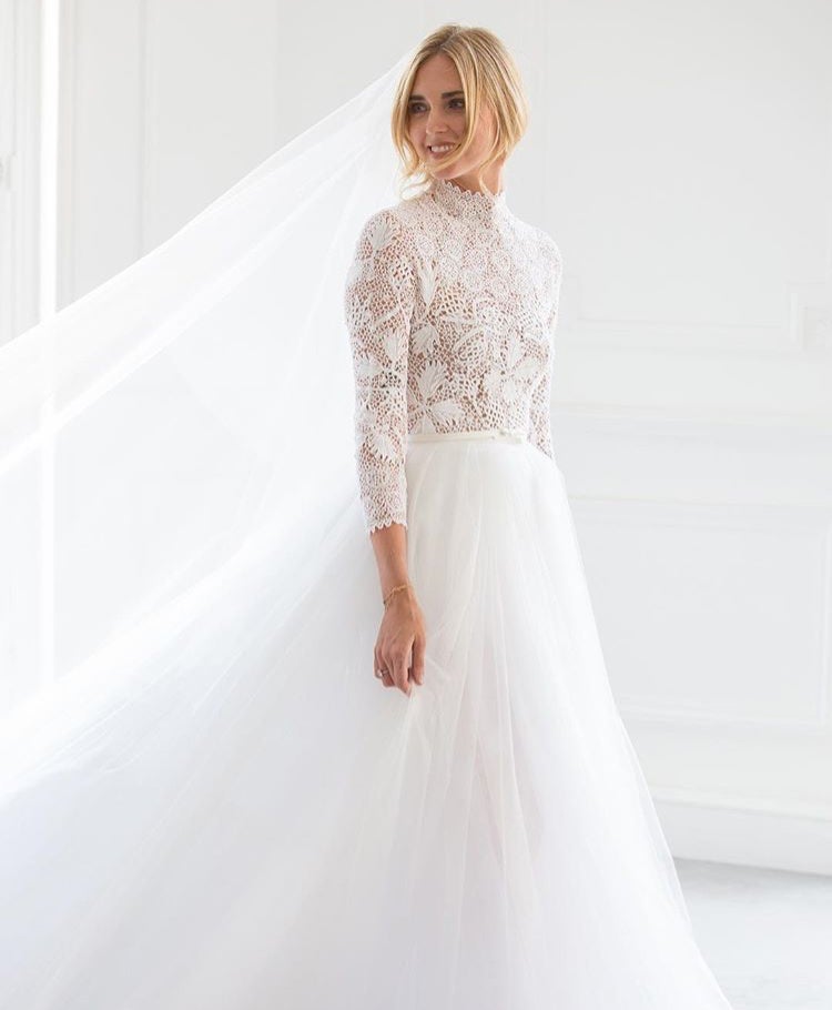 Con este maravilloso vestido de Dior, con falda de tul y cuerpo de encaje, Chiara Ferrgni se ha dado el 'sí, quiero' con Fedez, su pareja desde hace más de dos años.