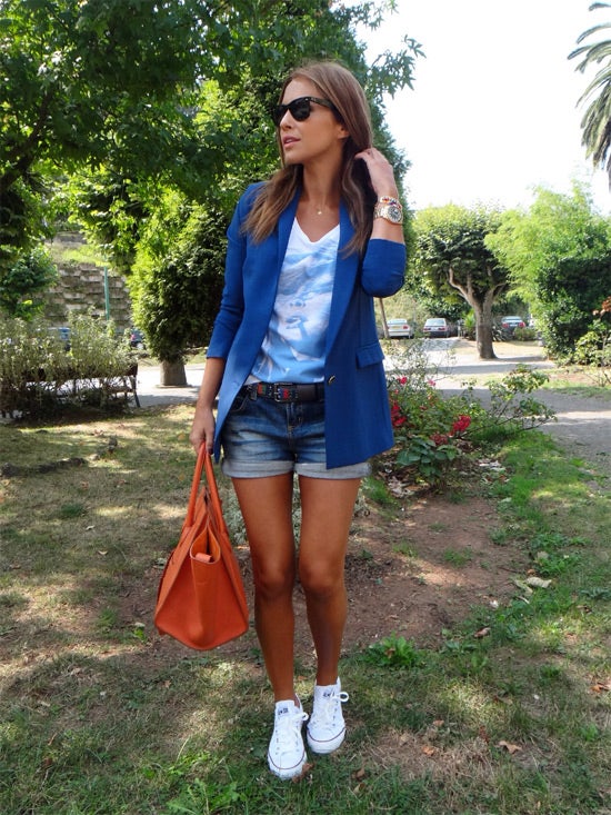 Paula Echevarría lleva Converse siempre que puede. En esta ocasión ha decidido llevarlas con shorts vaqueros, dejando a relucir el increíble bronceado que tiene.