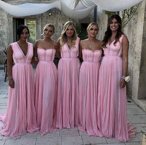 Para nosotras, sin lugar a dudas, las mejor vestidas. Las cinco damas de honor de Chiara, donde se encuentran sus dos hermanas, han escogido dos diseños de tablas en color rosa palo que nos han encantado. Los terminaremos copiando para futuras bodas...