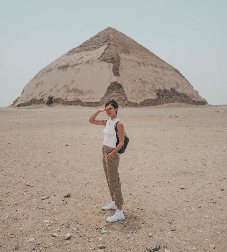 Hace apenas unos meses que Laura escanes hizo un viaje por Egipto. ¿Adivinas cuál fue su calzado escogido para patearse el país? ¡Las Converse!