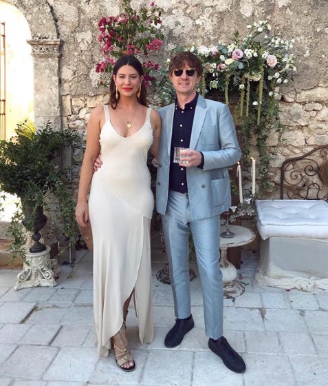 La creadora de la firma Majorelle ha sido una de las primeras invitadas en ellegar. Para la ocasión, Rachel Zeilic ha elegido un vestido escotado de gasa de la firma de moda Happy Isles.