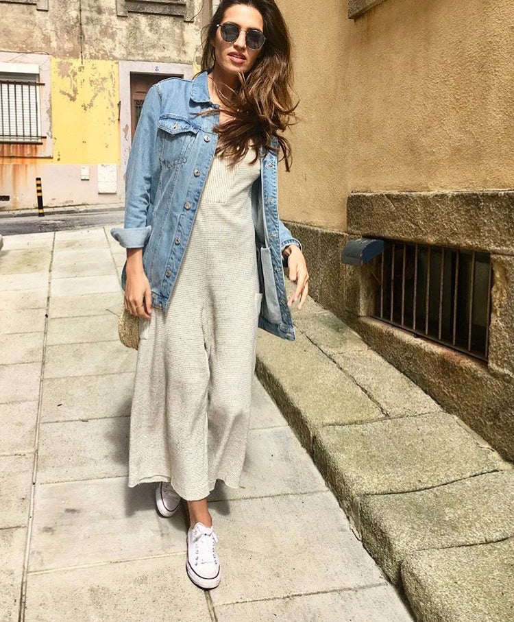 Sara Carbonero es una fan declarada de estas deportivas. Ella las lleva blancas, con un mono fresquito y cazadora vaquera. ¡Muy cómodo!