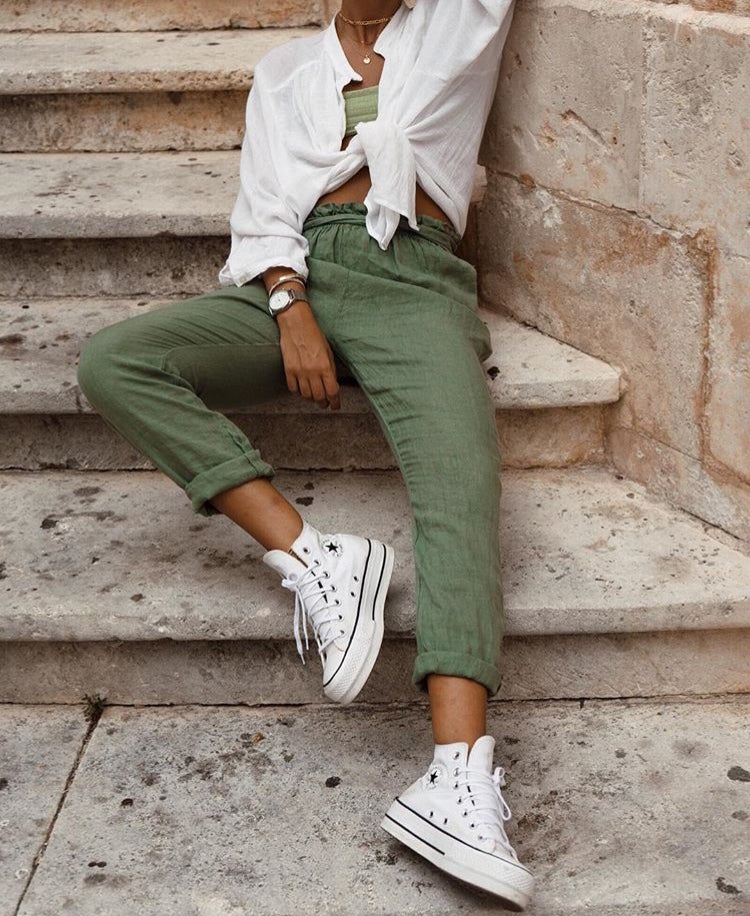 La joven influencer Tina nos deleita a todos con este look casual para cualquier día del mes de septiembre. ¡Somos muy fans de sus pantalones de talle alto que combina con las Converse y una blusa blanca. ¡Lo más!