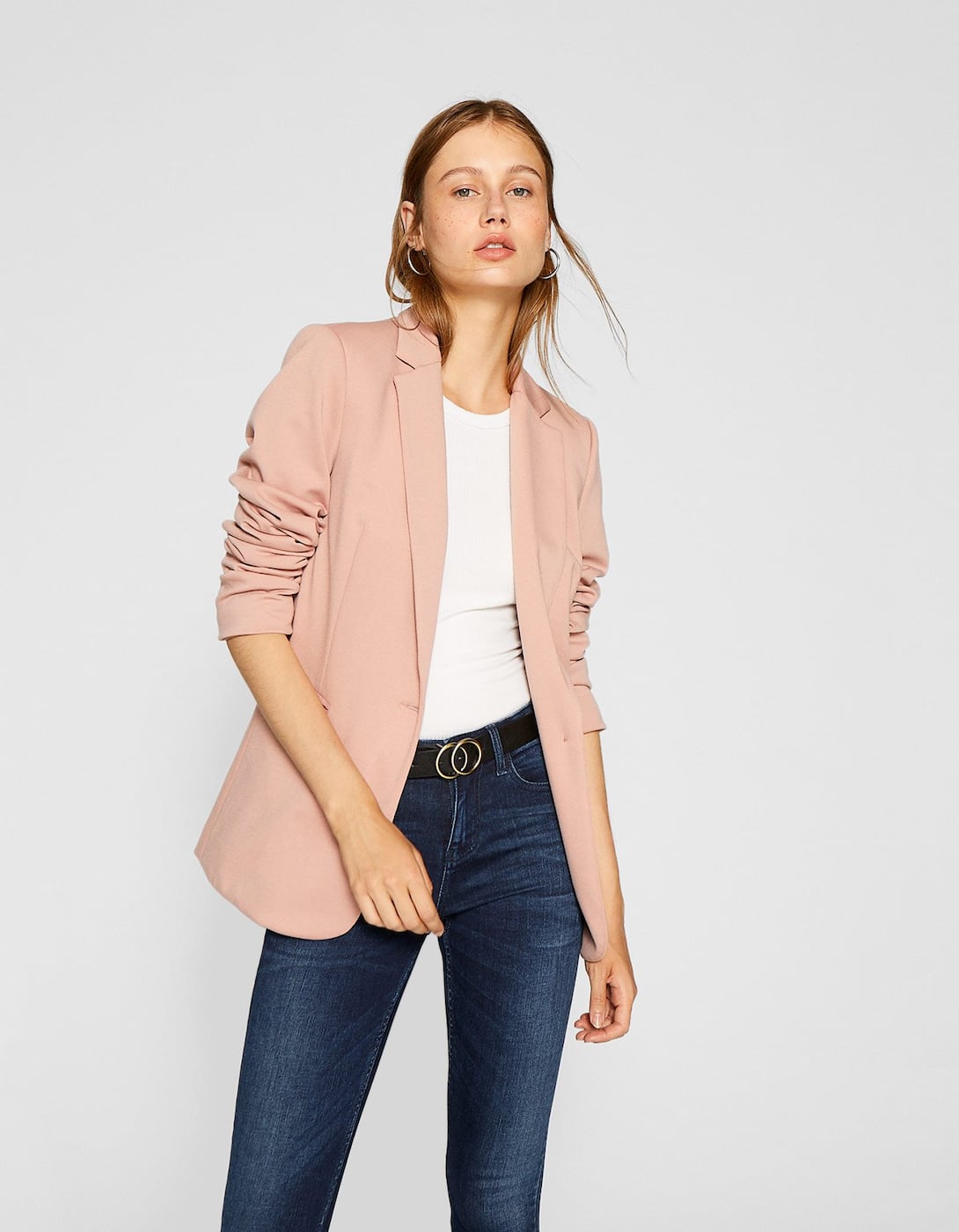 Americana de punto, disponible en diferentes colores de Stradivarius: 29,99 euros.