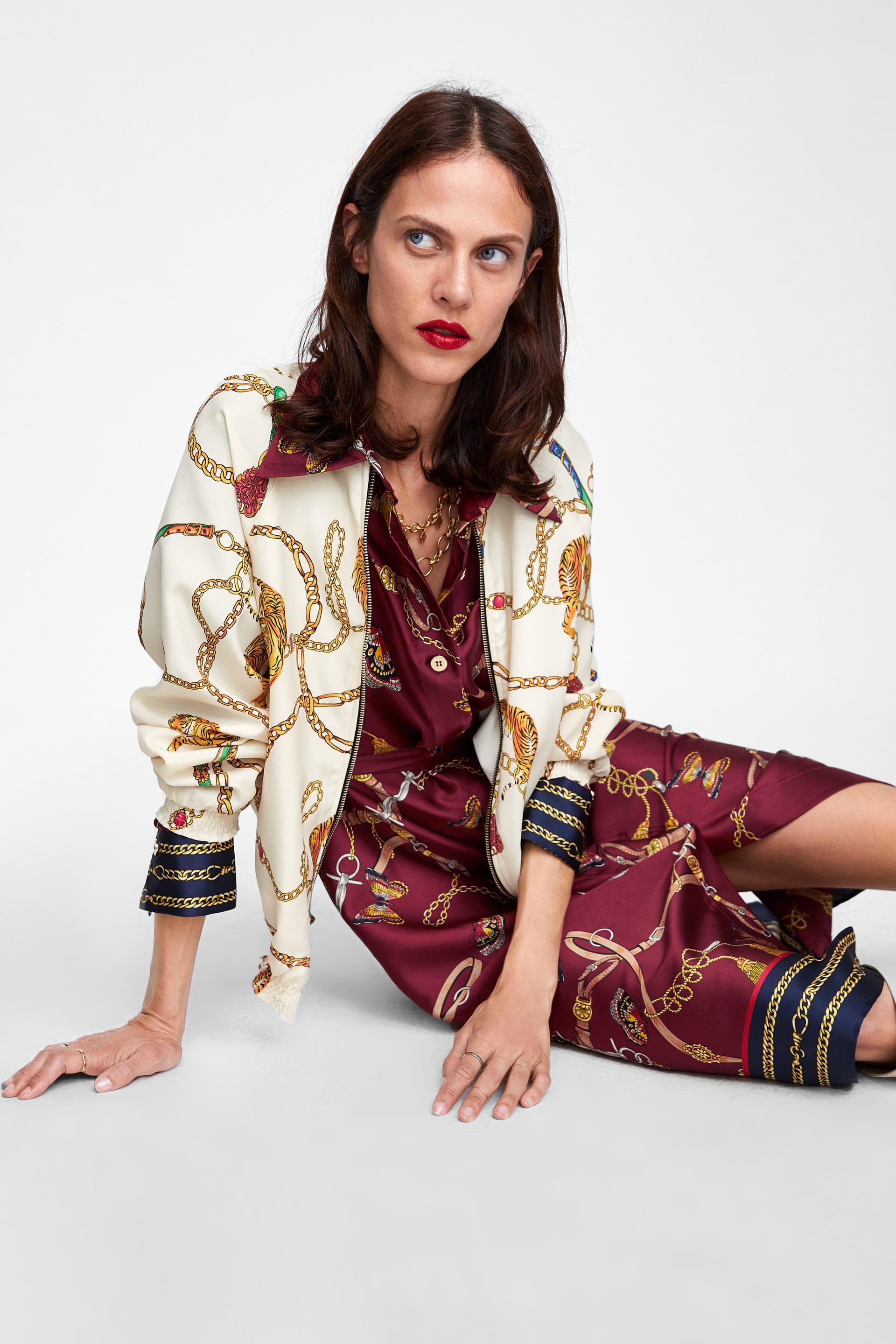 Bomber estampada con cadenas, la tendencia del otoño: 29,95 euros en Zara.