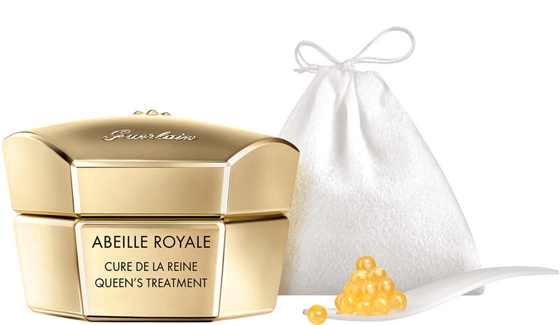 Jalea real ultraconcentrada en forma de perlas que se deshacen sobre la piel. ¿Su misión? Acabar con el cansancio de las células cutáneas y todos sus signos en tu rostro. Abeille Royale Cure de la Reine de Guerlain (155,10 €).