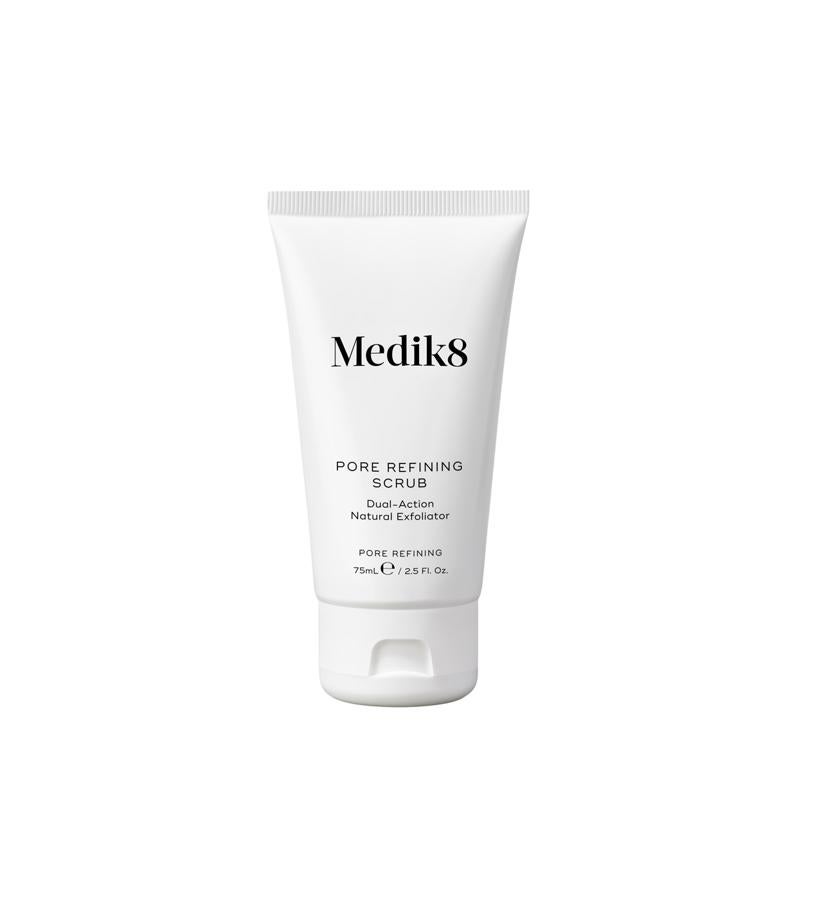 Este exfoliante facial cremoso de doble acción utiliza un complejo de exfoliantes químicos y físicos. El ácido salicílico y mandélico disuelve las impurezas y la grasa para descongestionar y cerrar los poros, mientras que los granos naturales de jojoba eliminan suavemente las células muertas de la piel de la cara, mejorando su textura. Los poros quedan prácticamente indetectables y la piel se siente suave, lisa y flexible.  Pore Refining Scrub de Medik8  (46 €).