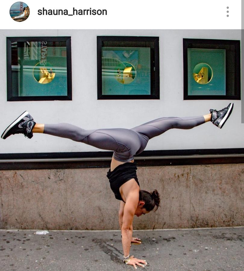 Shauna tiene un doctorado en salud pública y usa su cuenta de Instagram para demostrar que puedes ponerte en forma en cualquier lugar. Publica rutinas de entrenamiento diarias y ejercicios con los que te podrás motivar y levantarte cada día con ganas de ponerte en forma.