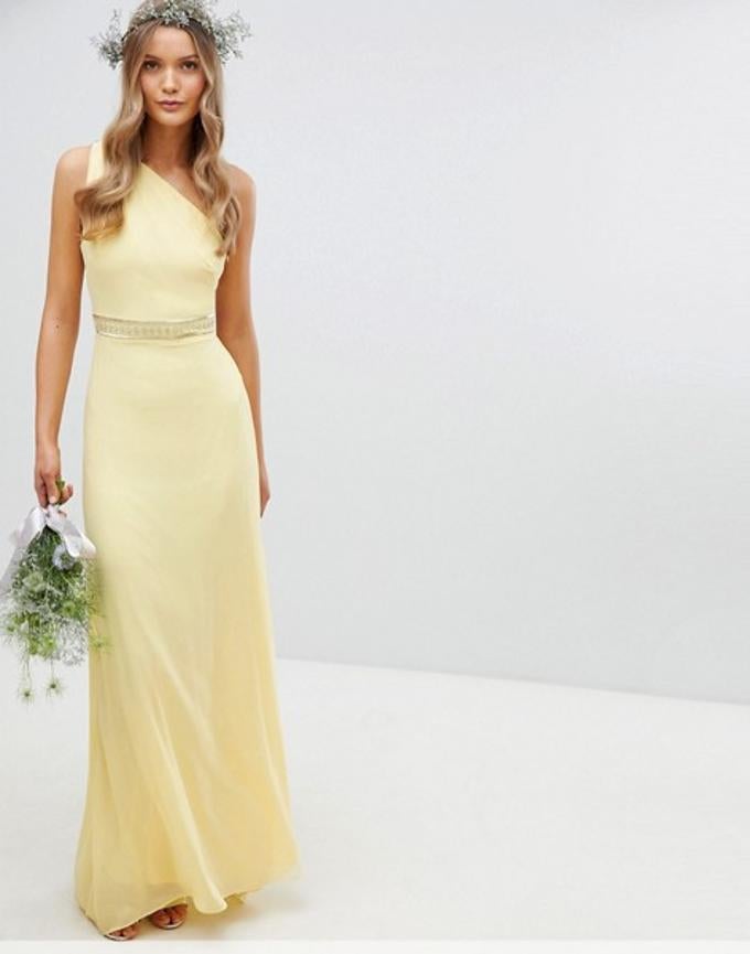 Minimalista y en amarillo, el color de la temporada, con favorecedor escote asimétrico. Precio del vestido de invitada: 117.99 euros en Asos.
