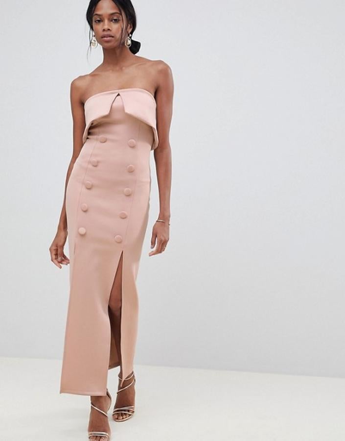 Súper sexy y muy elegante, nos encanta este vestido de inspiración esmoquin en color nude con botones y escote palabra de honor. Precio del vestido de invitada: 25.49 euros en Asos.