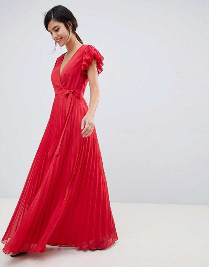 Impecable 'wrap dress' rojo con falda plisada. Precio del vestido de invitada: 53.99 euros en Asos.