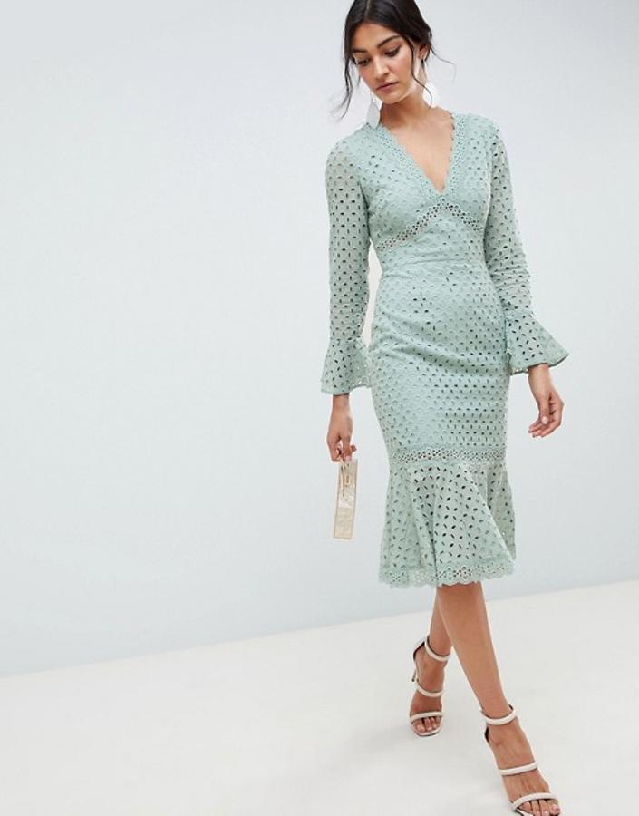 En verde agua, con detalle de volantes en bajo y mangas y tejido calado. Precio del vestido de invitada: 77.99 euros en Asos.