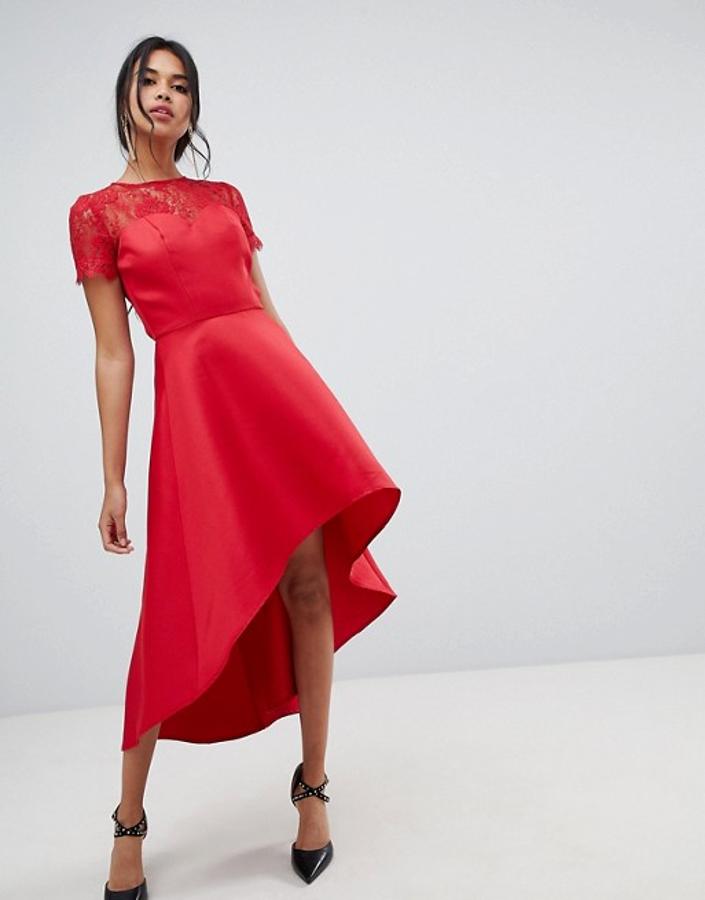 El rojo nunca falla, y más si es en un vestido 'tail hem' con escote fantasía como este. Precio del vestido de invitada: 85.99 euros en Asos.