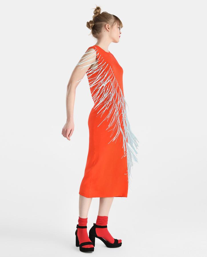 Para las más atrevidas y extrovertidas está este diseño de Agatha Ruiz de la Prada. El anaranjado eléctrico le dará mucha vida a tu estilo. Antes: 63,95 euros, ahora: 38,99 euros en El Corte Inglés.