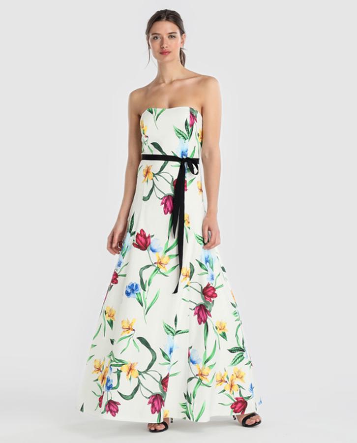 Flores, flores y más flores. El estampado floral no va a dejar de estar de moda, al menos la siguitente temporada. Este vestido en corte A, y con escote en palabra de honor es ideal para bodas a final de la tarde. Justo para esa que se hacen antes del atardecer. Precio: 65,70 euros en El Corte Inglés.