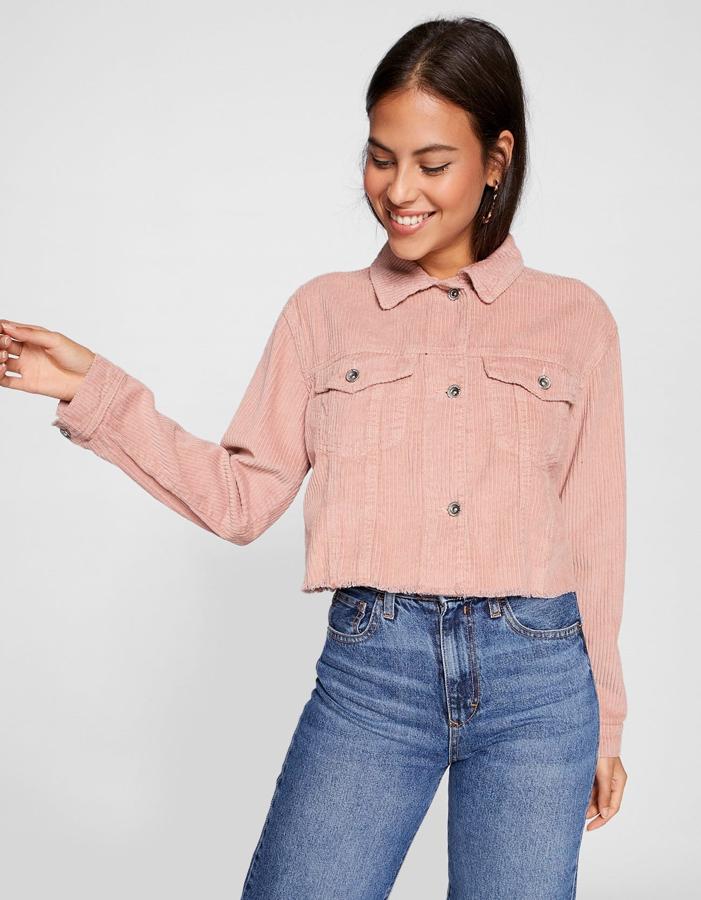 como cortada con unas tijeras y de pana gorda, cazadora en rosa de Stradivarius (25,99 euros).