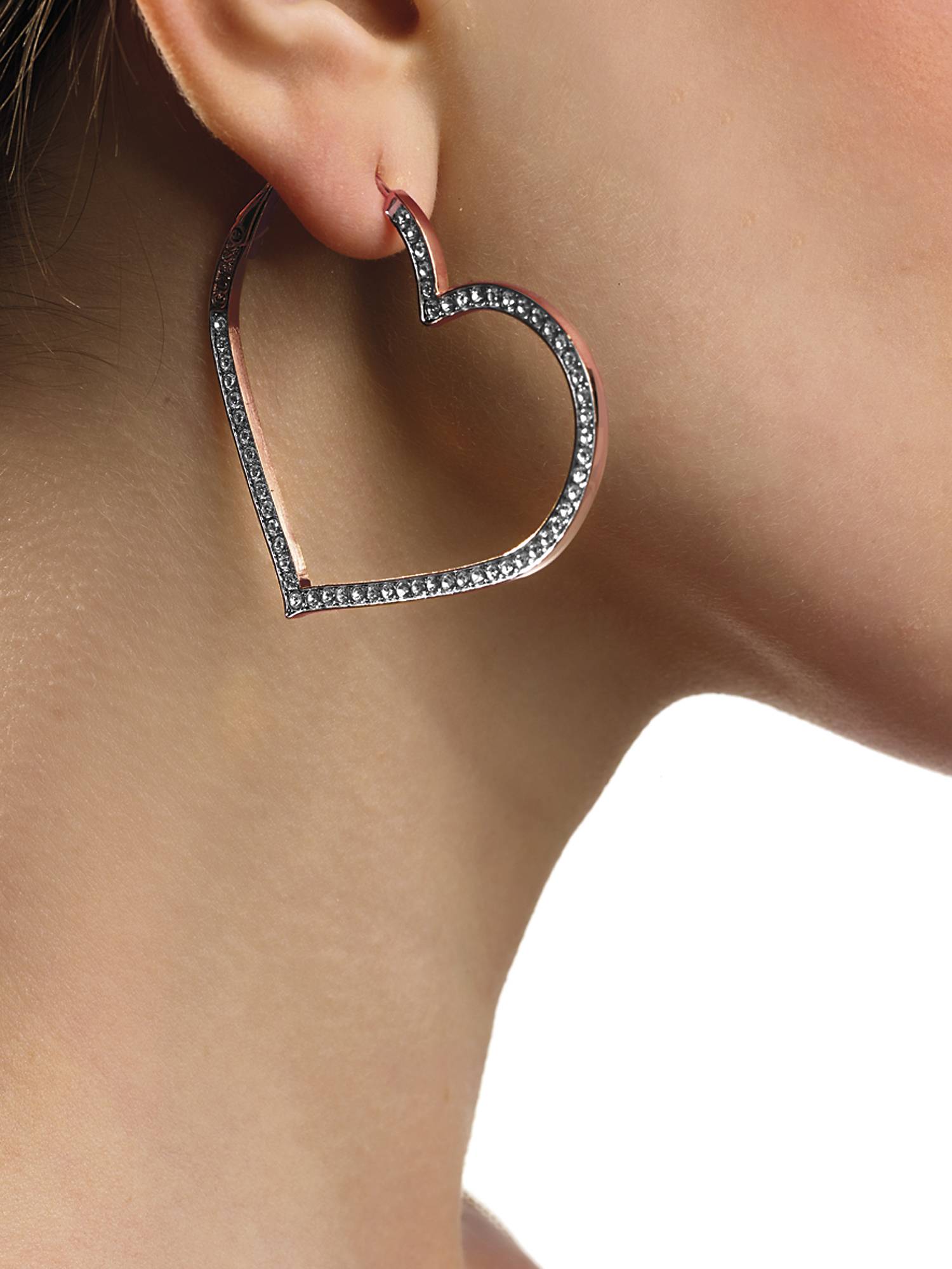 En oro rosa. Si tienes tendencia a que los materiales poco nobles te den alergia, estos son de oro rosa y cristales de Swarovski (Guess, 49 euros).