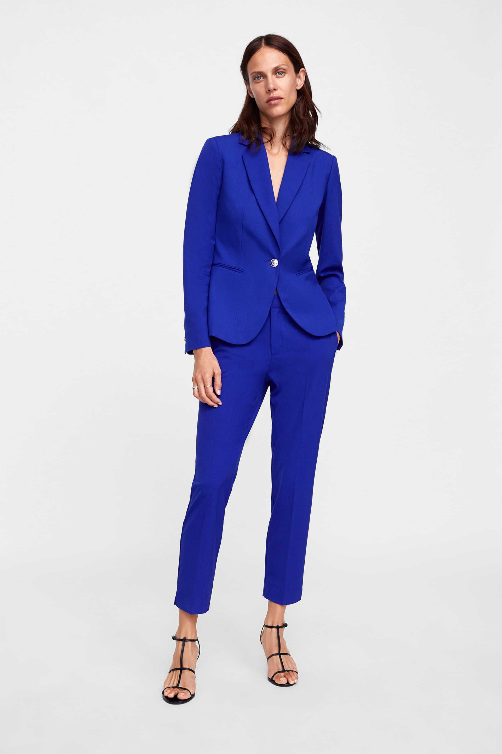 Azul azulón. El corte del traje de chaqueta es clásico, pero el color es arrebatador y el precio más (Zara, 50 euros).