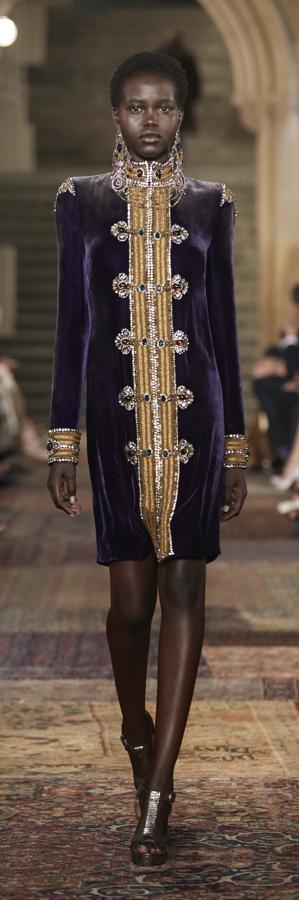 El terciopelo ha sido siempre uno de los tejidos estrella del diseñador.