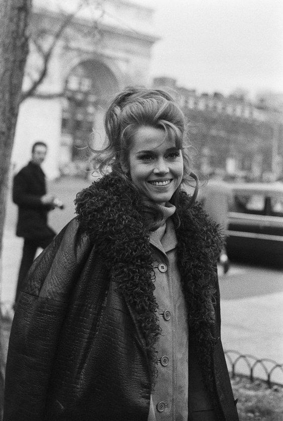 3. Chaqueta de borreguillo. Otro básico de esta temporada (en Asos puedes comparar diseños y precios) que Jane Fonda llevó en su momento, en su versión más auténtica: con cuero.