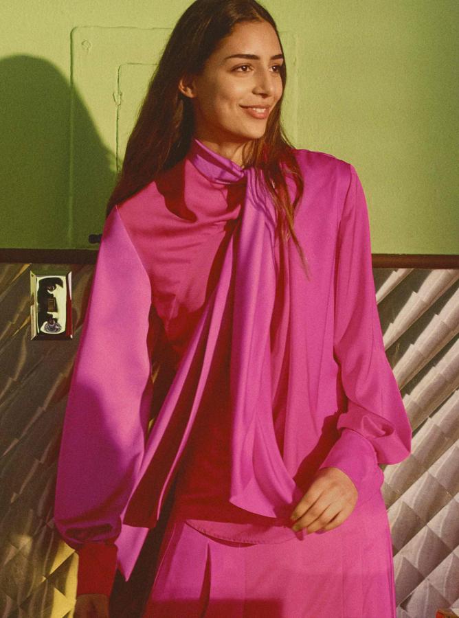 Colección Studio de H&M. Camisa con lazada (69,99 euros) y falda (79,99 euros).