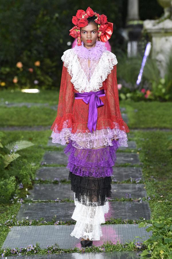 El color se mezcla en los looks con tejidos muy especiales como la organza o, en este caso, el encaje.