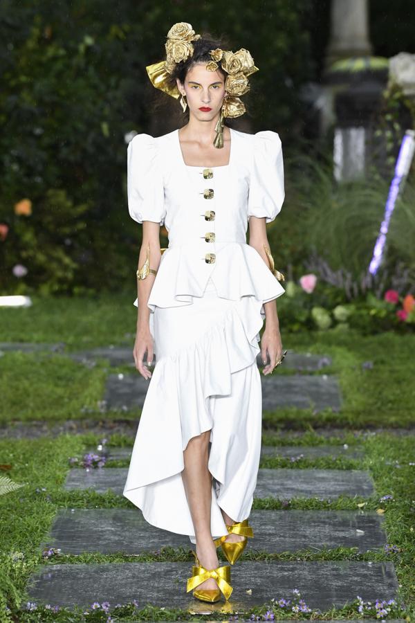 El estilo ultrafemenino y los adornos florales en la cabeza identifican a la perfección el estilo de la firma americana.