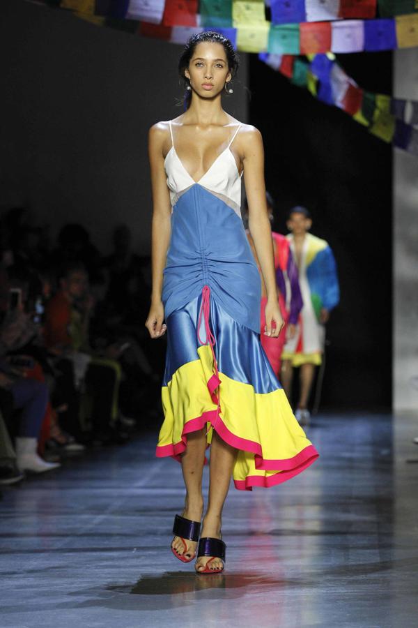 El desfile de Prabal Gurung fue una exploción de colores.