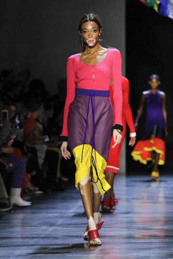 La top Winnie Harlow durante el desfile de Prabal Gurung.