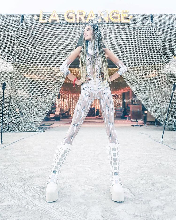 Nosotras pensando que vivíamos en 2018, y va Alessandra Ambrosio con su look y nos demuestra que ella está en realidad en 2318 y no nos habíamos dado cuenta de este lapso espacio-temporal tan loco...