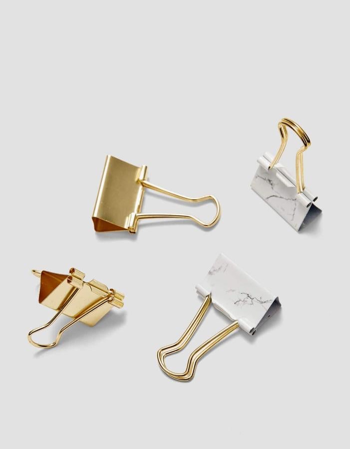 Clips con efecto mármol de la colección de papelería de Stradivarius (3,99 euros el paquete).