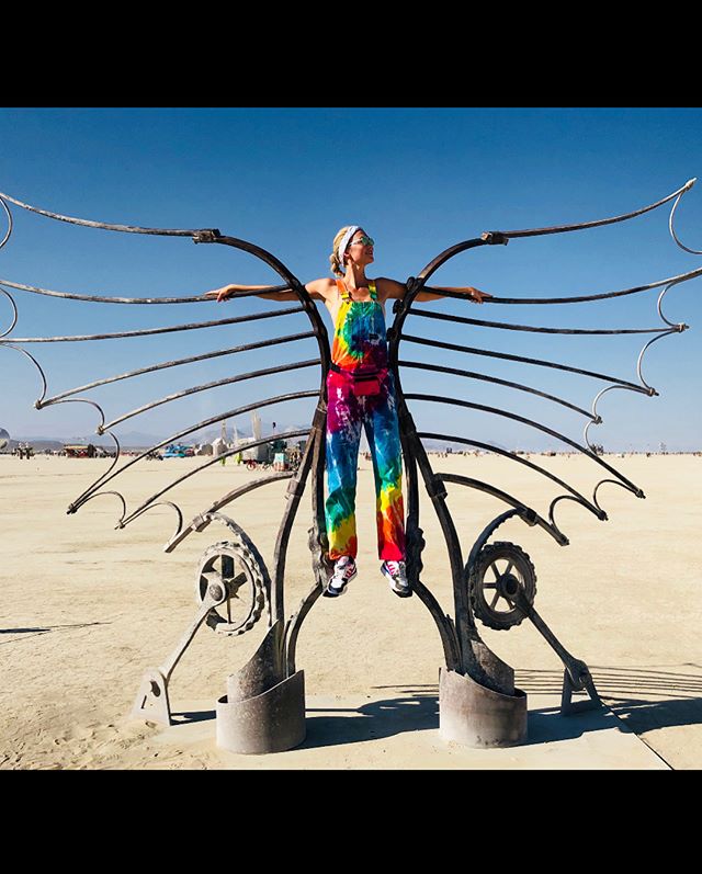 Tampoco llegó a la locura de Alessandra Ambrosio su amiga Karlie Kloss, que prefirió un look mucho más hippy y recatado...