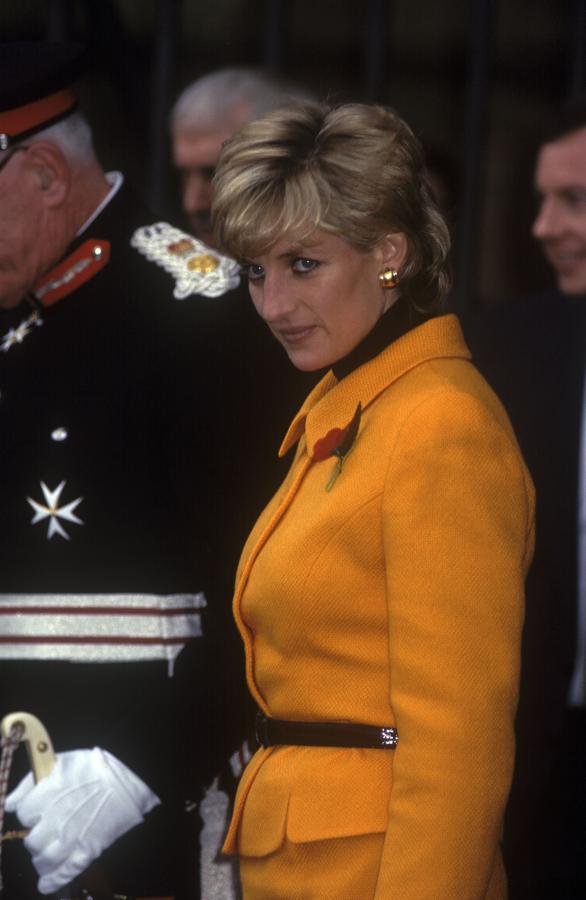 El amarillo está siendo el color tendencia de este año, y Lady Di lo llevó como nadie con este impecable traje de lana hace casi 30 años.
