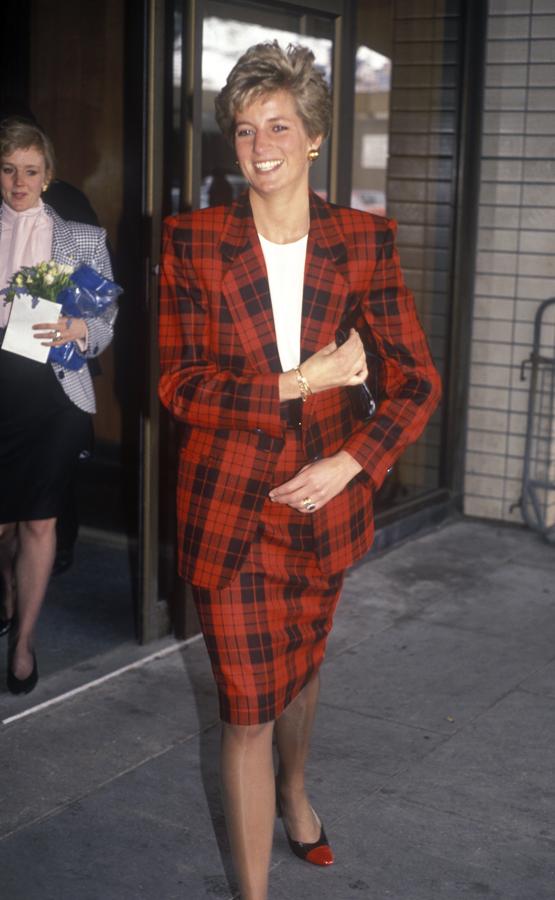 Este traje de chaqueta y falda con estampado de cuadros podría estar en muchos de los 'lookbooks' de otoño de nuestras firmas favoritas este 2020. Pero no, es una foto de Lady Di de hace más de dos décadas...