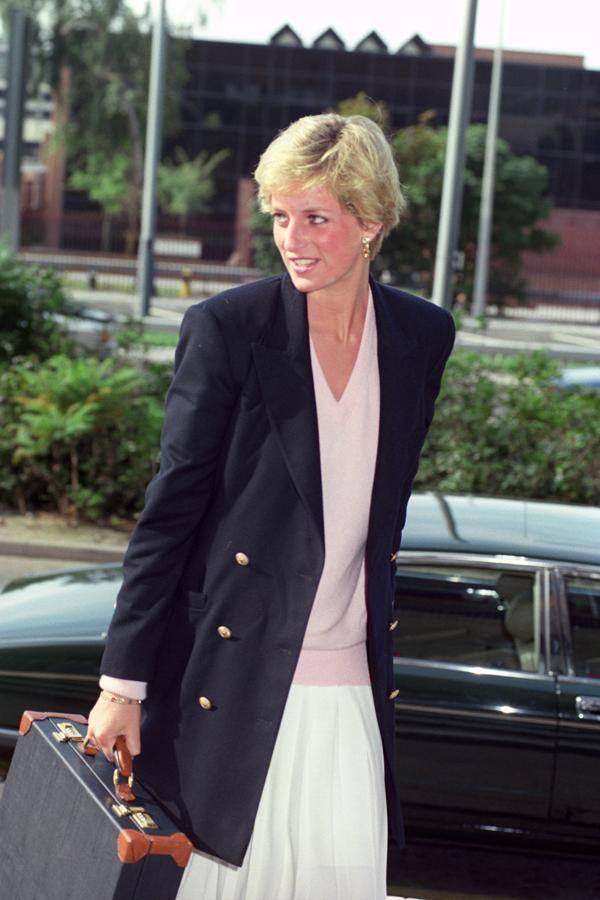 Este look 'working girl' de Lady Di, con blazer 'oversize' y falda midi plisada es tan actual, que parece mentira que la foto tenga más de 25 años...