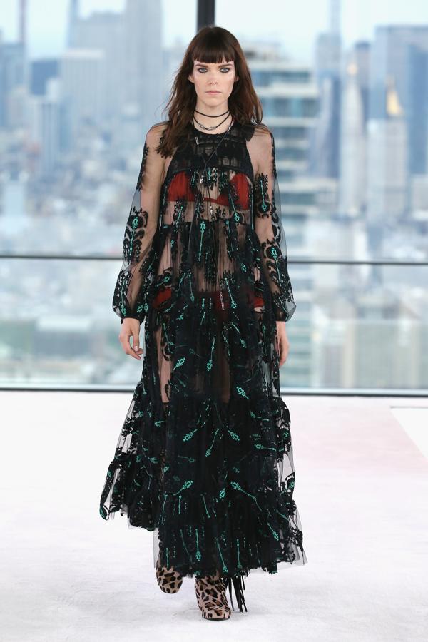 Los detalles de animal print se dejaron ver a lo largo de todo el desfile.