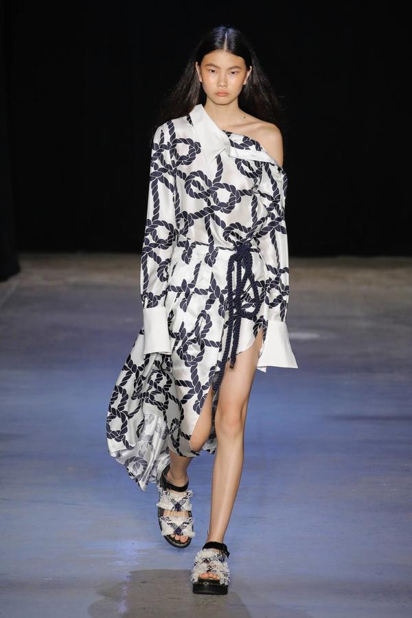 El dúo de diseñadores empezó con camisas y ha llgado a ser una de las firmas más populares de la NYFW. Esta colección apuesta por los estampados marineros.