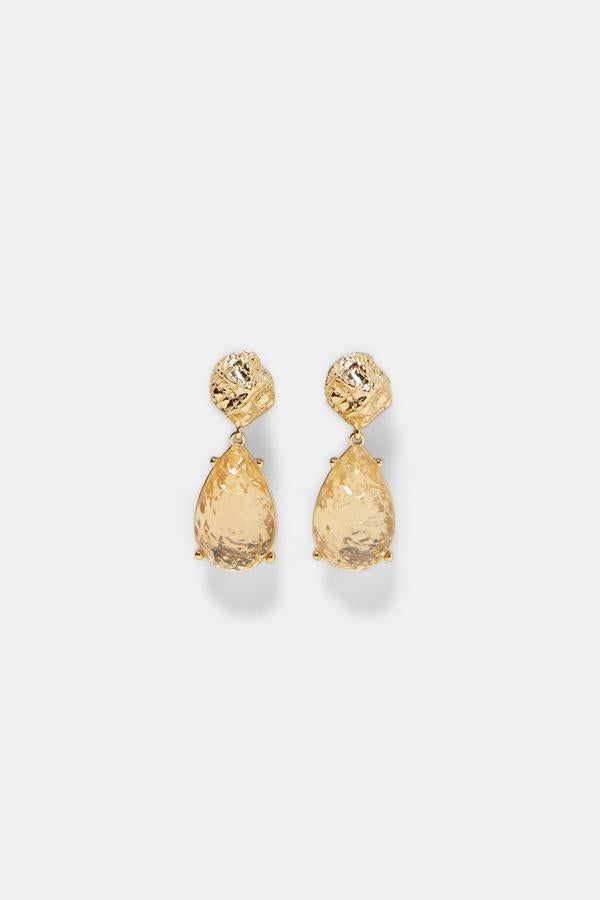 Pendientes colgantes con piedras transparentes. Precio: 12,95 euros, en Zara.