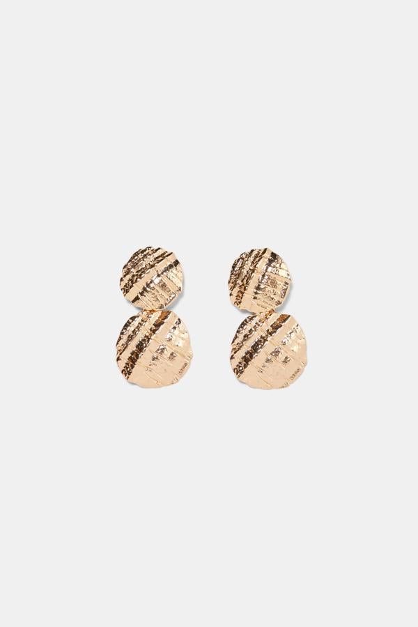 Pendientes con chapa labrada en color dorado. Precio: 12,95 euros, en Zara.