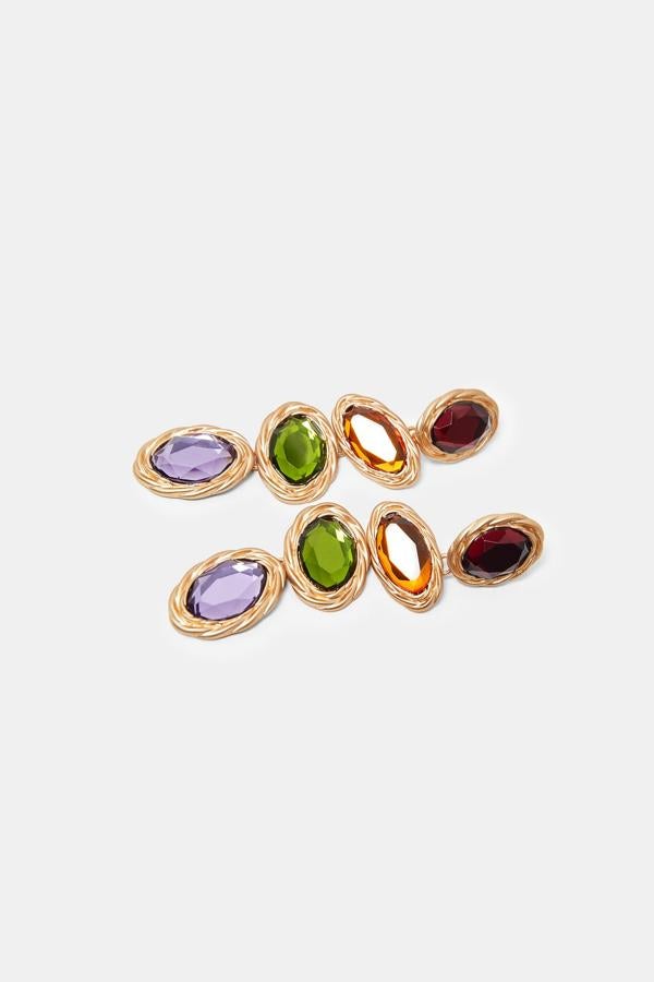Pendientes metálicos con piedras multicolor. Precio: 12,95 euros, en Zara.