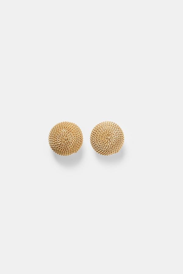 Pendientes circulares con textura de cadenas. Precio: 9,95 euros, en Zara.