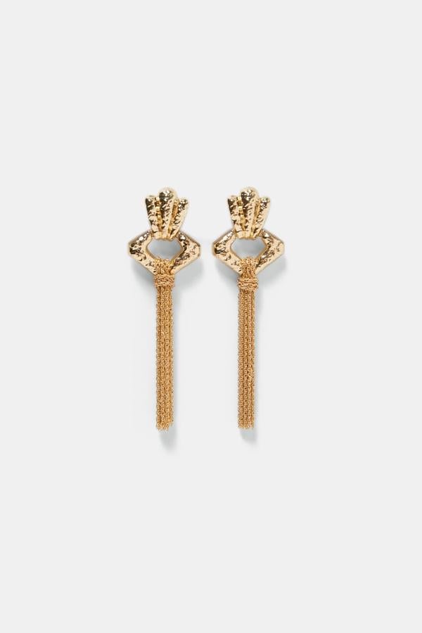Pendientes metálicos colgantes con cadenas en parte baja. Precio: 12,95 euros, en Zara.
