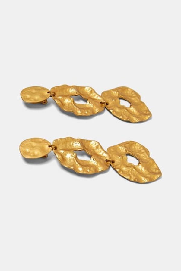 Pendientes colgantes dorados con forma irregular. Precio: 12,95 euros, en Zara.
