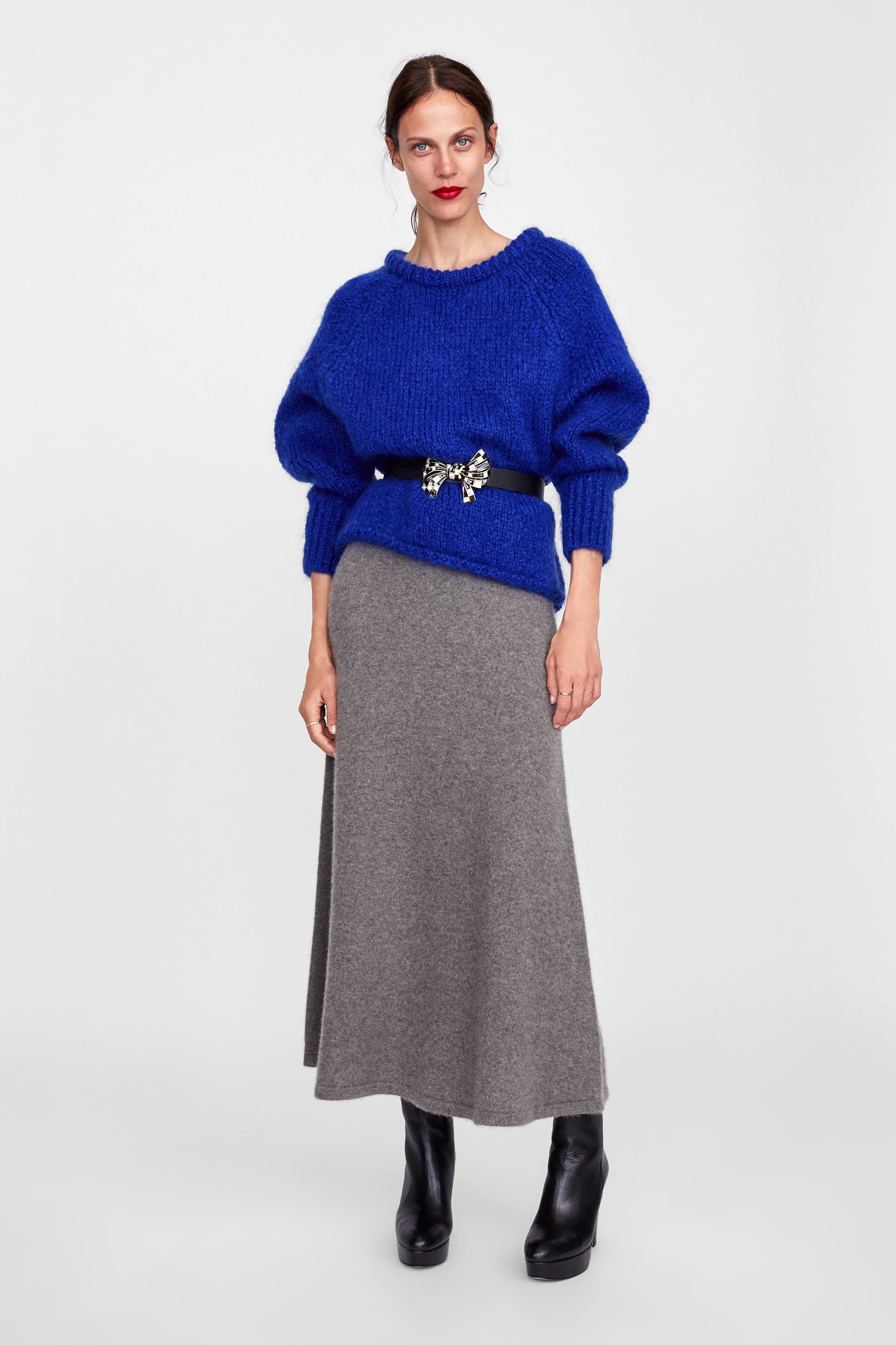 La combinación más inesperada y efectiva es la que combina un cinturón potente con un jersey de lana: la elección de este modelo que se cierra en un lazo adornado con piedras (Zara, 19,95 euros) es inteligentísima. Saca del aburrimiento al jersey más soso.