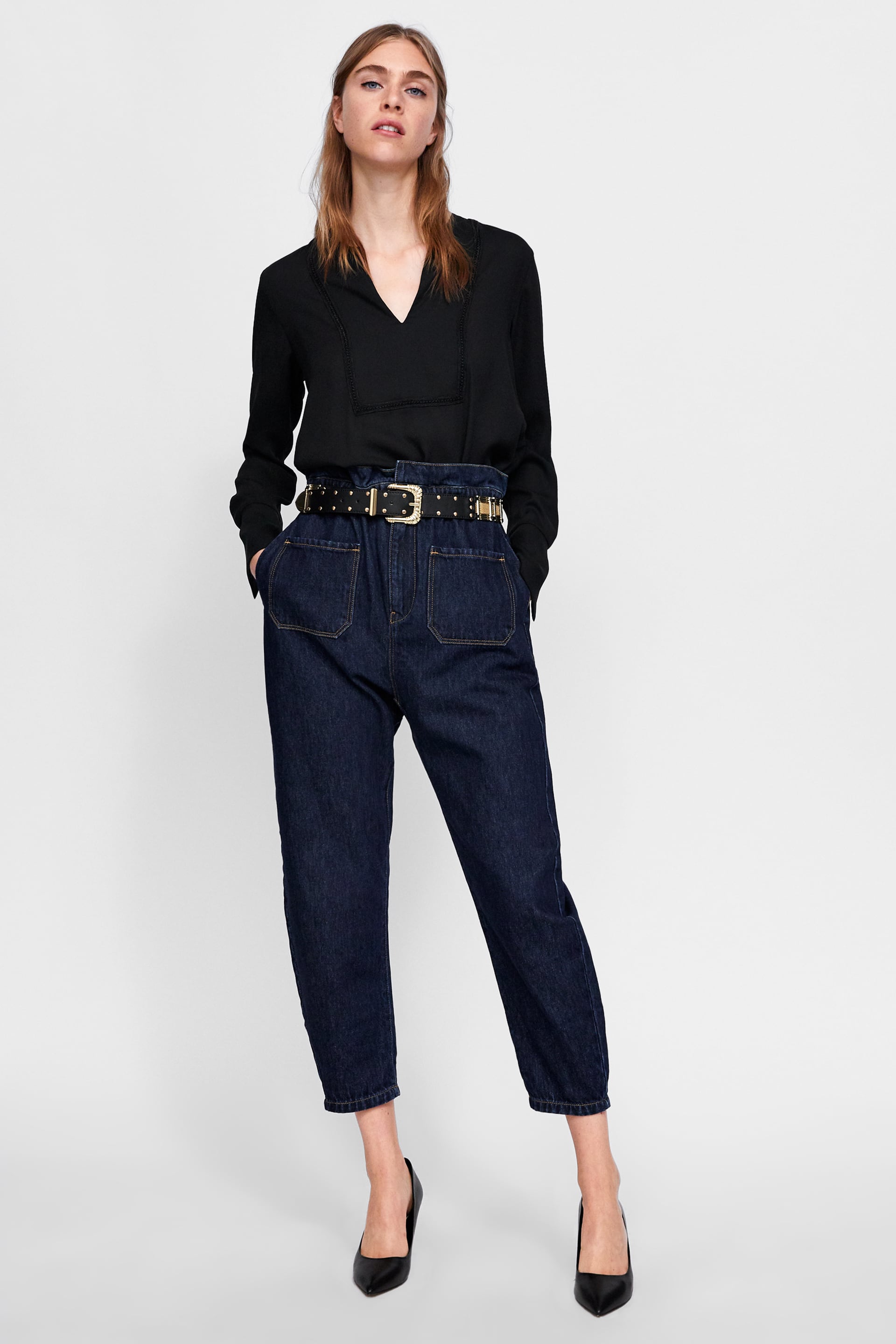 En los pantalones paper bag, incluso esos que te has estado poniendo todo el verano, un cinturón potente, mejor si está adornado con detalles metálicos o tiene una hebilla profusamente labrada (Zara, 17,95 euros), puede rescatarlo para la temporada otoñal.