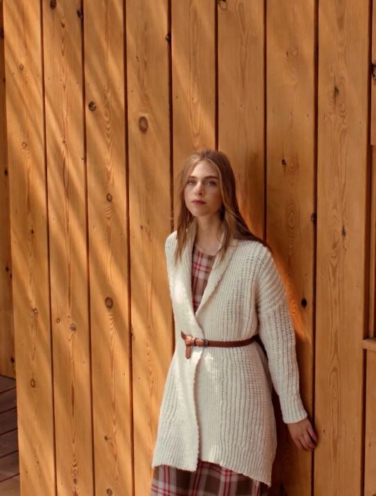 Este recurso al cinturón estrecho, que incluso se puede anudar sobre la hebilla como en el estilismo de Mango, reactiva el potencial de las chaquetas de lana más desaprovechadas. Las siluetas más curvilíneas pueden llevar el cinturón que les guste más, aunque por puro efecto óptico parecerámás alargada si el cinturón es algo más ancho.