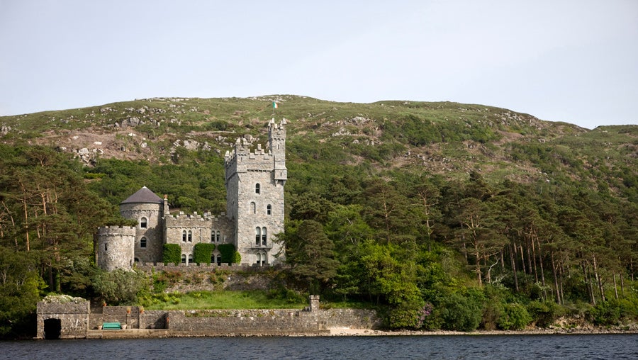 Un sitio mágico y cargado de romanticismo en el condado de Donegal, a los pies del Parque Nacional de Glenveagh, una de las áreas más bellas del noroeste de Irlanda. Levantada en 1873, esta edificación de granito rodeada de paisajes pintorescos esconde muchas historias desde que se asentara su primer dueño, el rico terrateniente del condado de Laois, John George Adair. No es de extrañar que, por ejemplo, personalidades de antaño como Greta Garbo y Marilyn Monroe pudieran haberse alojado aquí.