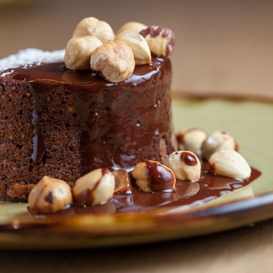 El restaurante Roostiq se ha inaugurado recientemente y su bizcocho de chocolate y mascarpone con avellanas ya se ha convertido en el postre estrella. ¡Se nos hace la boca agua!Calle de Augusto Figueroa, 47 (Madrid).