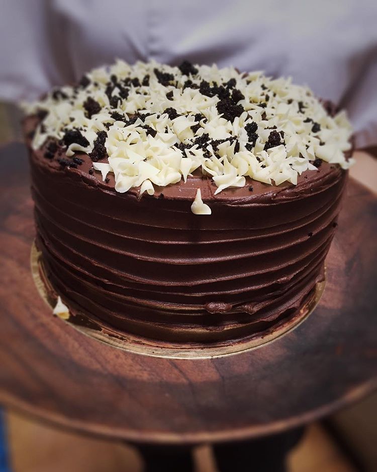 Este pequeño local ofrece desayunos y meriendas de lo más dulce, y aunque también tienen oferta salada, esta tarta de tres chocolates nos ha entrado por los ojos. Una opción acertada para disfrutar de Madrid. Calle de Fernández de los Ríos, 61 (Madrid).
