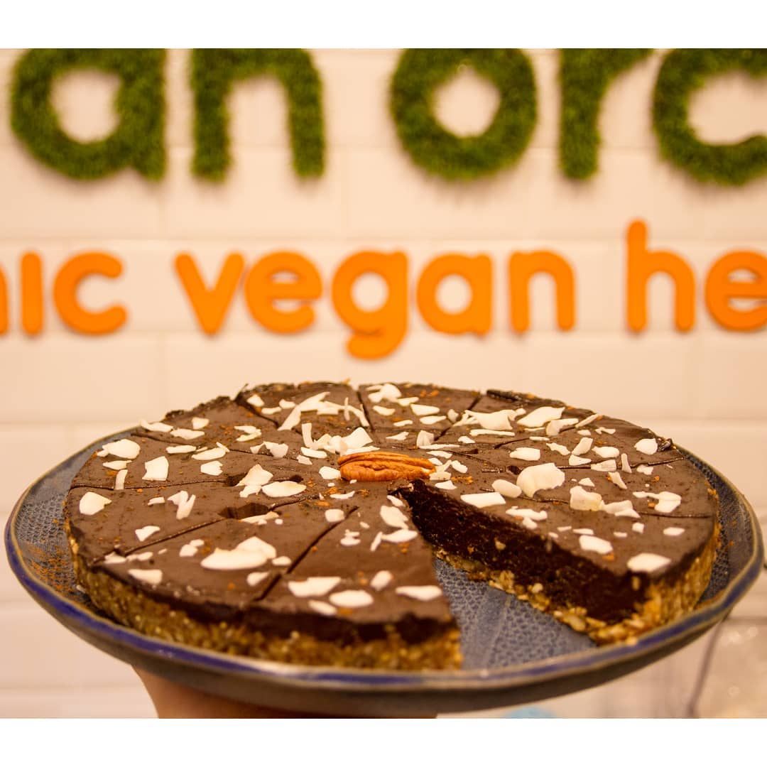 La tarta de Urban Orchard nos ha conquistado por su originalidad. Está elaborada a partir de aguacate, cacao, dátiles, avena y cacahuetes. Todas sus tartas son crudiveganas y no contienen ni gluten ni azúcar. Una opción saludable y deliciosa.Mercado Antón Martín, Puesto 26, Planta Principal, Calle Santa Isabel, 5 (Madrid)